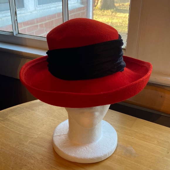 SILPLAN wool hat in good condition with decor - Picture 1 of 8